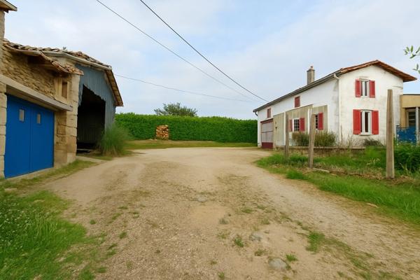 Ensemble de 2 Maisons louées à vendre 10 pièces AZAY LE BRULE (79)