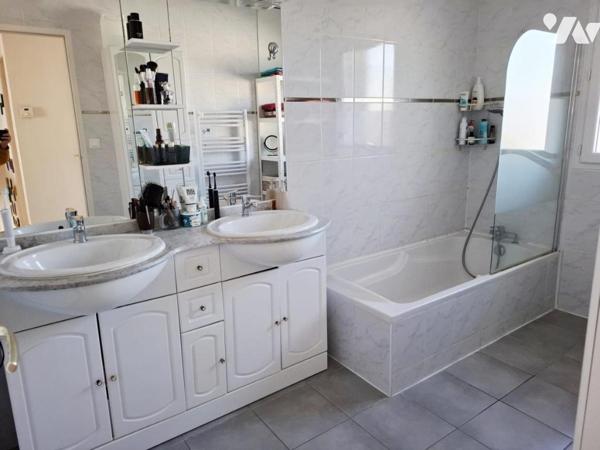 Ste-Luce-Sur-Loire, les 3 chênes, Maison de 2010 de 80 m² habitable sur 306 m² avec dépendances.