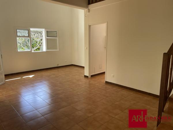 A LOUER BELLE MAISON F4 AVEC GRAND JARDIN MONTGAILLARD SAINT-DENIS