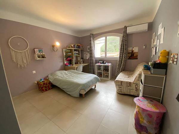 A vendre maison rénovée à Grans 150m2 avec un terrain de 5300m2