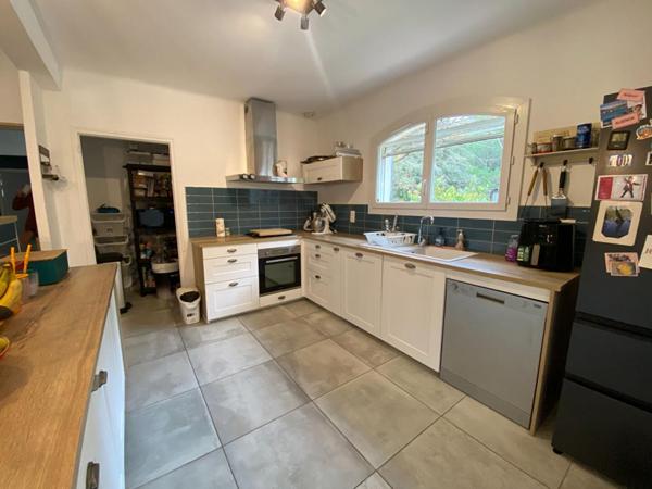 A vendre maison rénovée à Grans 150m2 avec un terrain de 5300m2