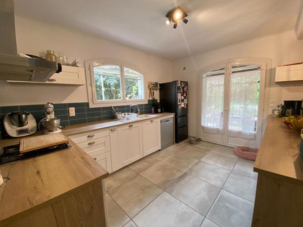 A vendre maison rénovée à Grans 150m2 avec un terrain de 5300m2