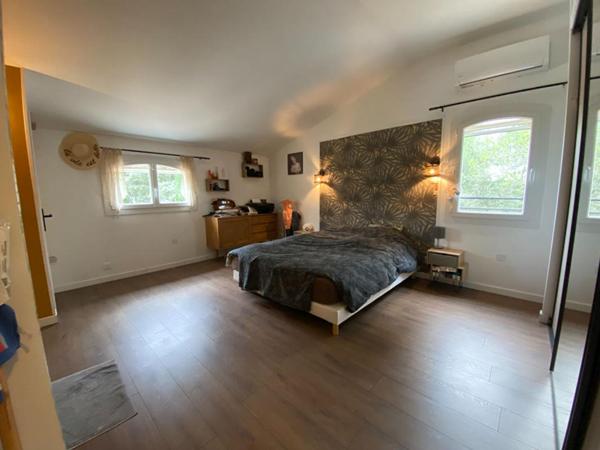 A vendre maison rénovée à Grans 150m2 avec un terrain de 5300m2