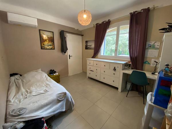 A vendre maison rénovée à Grans 150m2 avec un terrain de 5300m2