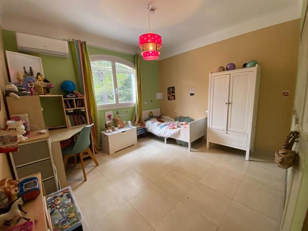 A vendre maison rénovée à Grans 150m2 avec un terrain de 5300m2