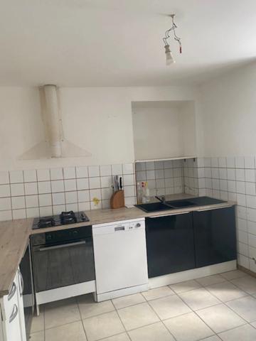 Au cœur du village de Marthon, Bâtiment en pierres, ancien commerce, bar pizza, avec logement au dessus