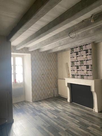 Au cœur du village de Marthon, Bâtiment en pierres, ancien commerce, bar pizza, avec logement au dessus