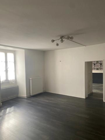 Au cœur du village de Marthon, Bâtiment en pierres, ancien commerce, bar pizza, avec logement au dessus