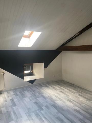 Au cœur du village de Marthon, Bâtiment en pierres, ancien commerce, bar pizza, avec logement au dessus