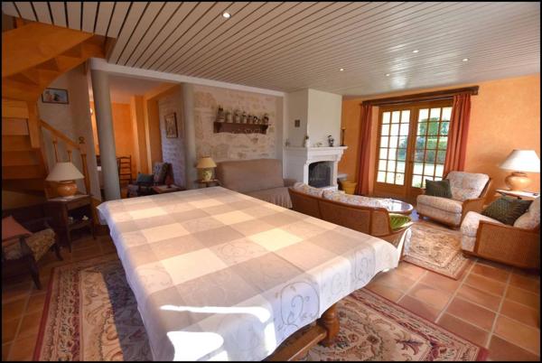 Vente en viager occupé, à Bellefont-la-Rauze (46090)156 m² habitables, maison en pierre avec dépendances, terrain de 1,25 hectare