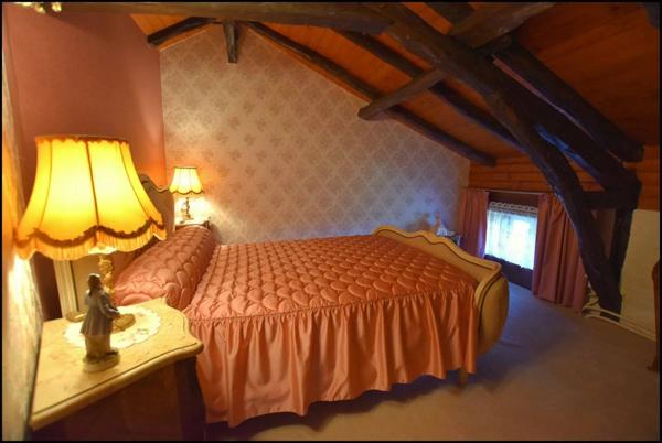 Vente en viager occupé, à Bellefont-la-Rauze (46090)156 m² habitables, maison en pierre avec dépendances, terrain de 1,25 hectare