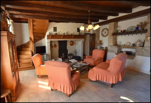 Vente en viager occupé, à Bellefont-la-Rauze (46090)156 m² habitables, maison en pierre avec dépendances, terrain de 1,25 hectare