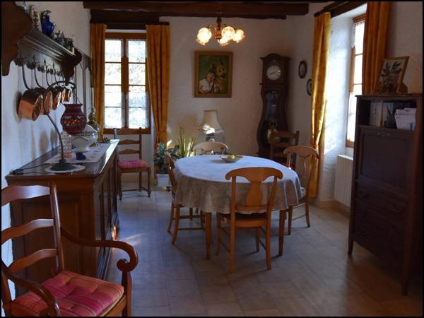 Vente en viager occupé, à Bellefont-la-Rauze (46090)156 m² habitables, maison en pierre avec dépendances, terrain de 1,25 hectare