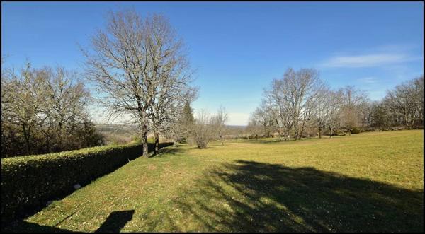 Vente en viager occupé, à Bellefont-la-Rauze (46090)156 m² habitables, maison en pierre avec dépendances, terrain de 1,25 hectare