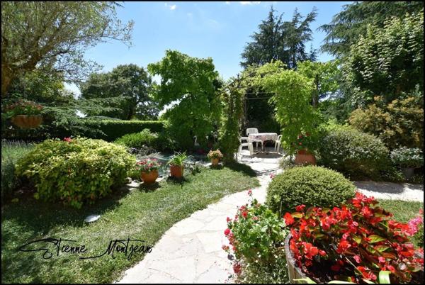 Vente en viager occupé, à Bellefont-la-Rauze (46090)156 m² habitables, maison en pierre avec dépendances, terrain de 1,25 hectare