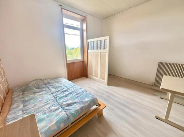 ROANNE - MAISON d'environ 110 m2 - 3 CHAMBRES - 1 BUREAU - TERRAIN 700 m2 - DEPENDANCES 41 m2