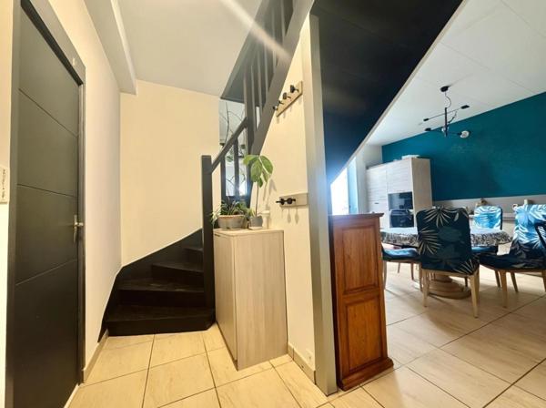 ROANNE - MAISON d'environ 110 m2 - 3 CHAMBRES - 1 BUREAU - TERRAIN 700 m2 - DEPENDANCES 41 m2