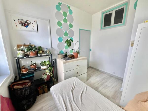 ROANNE - MAISON d'environ 110 m2 - 3 CHAMBRES - 1 BUREAU - TERRAIN 700 m2 - DEPENDANCES 41 m2