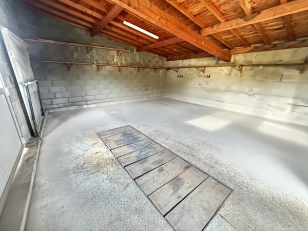 ROANNE - MAISON d'environ 110 m2 - 3 CHAMBRES - 1 BUREAU - TERRAIN 700 m2 - DEPENDANCES 41 m2