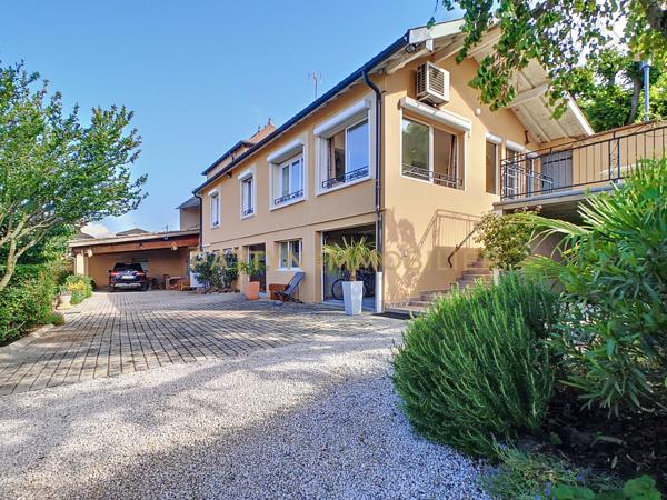 Montmerle-sur-Saône (01090) Maison de charme avec vue panoramique et dépendances à Montmerle-sur-Saône