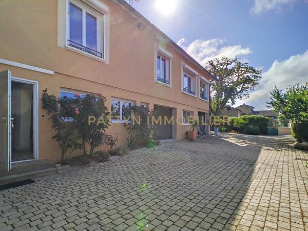 Montmerle-sur-Saône (01090) Maison de charme avec vue panoramique et dépendances à Montmerle-sur-Saône