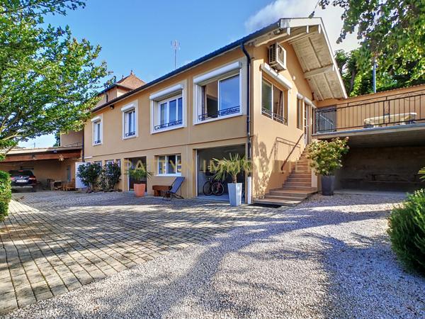 Montmerle-sur-Saône (01090) Maison de charme avec vue panoramique et dépendances à Montmerle-sur-Saône