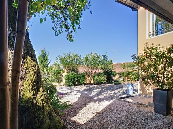 Montmerle-sur-Saône (01090) Maison de charme avec vue panoramique et dépendances à Montmerle-sur-Saône