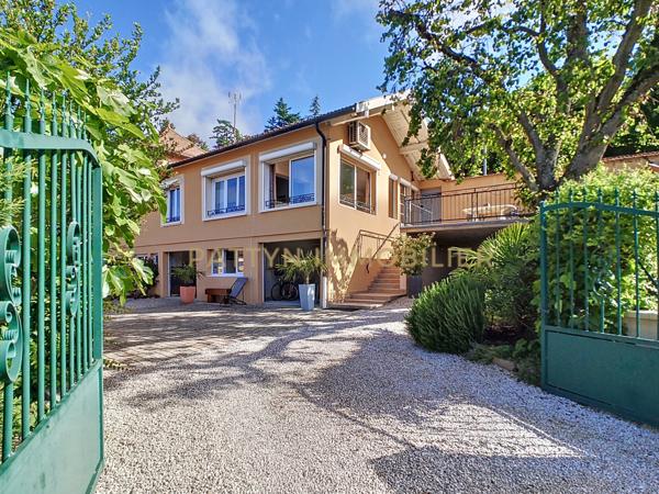 Montmerle-sur-Saône (01090) Maison de charme avec vue panoramique et dépendances à Montmerle-sur-Saône