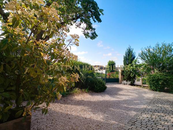 Montmerle-sur-Saône (01090) Maison de charme avec vue panoramique et dépendances à Montmerle-sur-Saône
