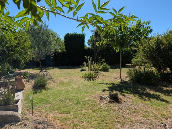 EXCLUSIVITÉ – Charmante maison de plain-pied avec jardin arboré