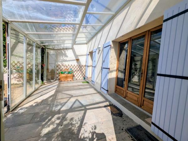 EXCLUSIVITÉ – Charmante maison de plain-pied avec jardin arboré