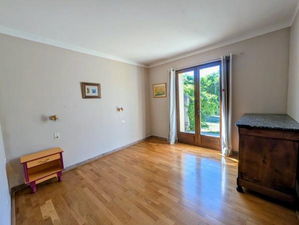 EXCLUSIVITÉ – Charmante maison de plain-pied avec jardin arboré
