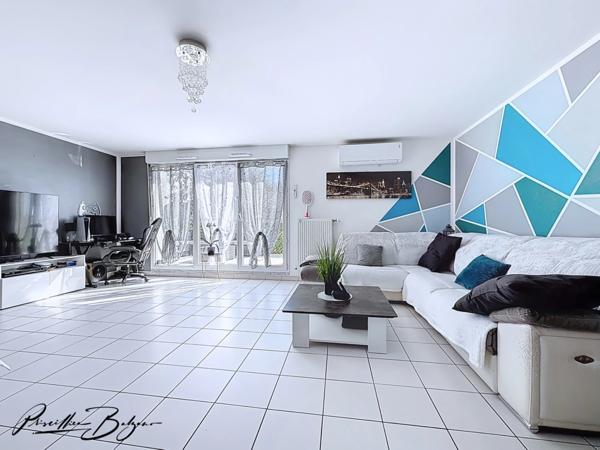 Appartement à vendre 5 pièces SAINT FONS (69🏡 SAINT-FONS – T5 DERNIER de 104 m² ÉTAGE AVEC TERRASSE 26 m² – RÉSIDENCE RÉCENTE