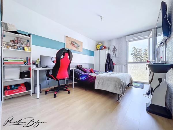 Appartement à vendre 5 pièces SAINT FONS (69🏡 SAINT-FONS – T5 DERNIER de 104 m² ÉTAGE AVEC TERRASSE 26 m² – RÉSIDENCE RÉCENTE