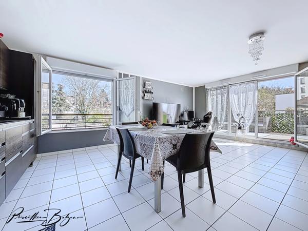 Appartement à vendre 5 pièces SAINT FONS (69🏡 SAINT-FONS – T5 DERNIER de 104 m² ÉTAGE AVEC TERRASSE 26 m² – RÉSIDENCE RÉCENTE