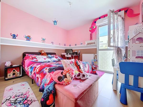 Appartement à vendre 5 pièces SAINT FONS (69🏡 SAINT-FONS – T5 DERNIER de 104 m² ÉTAGE AVEC TERRASSE 26 m² – RÉSIDENCE RÉCENTE