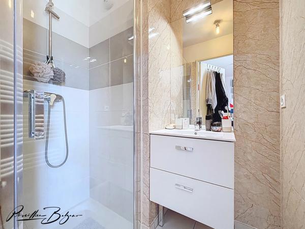 Appartement à vendre 5 pièces SAINT FONS (69🏡 SAINT-FONS – T5 DERNIER de 104 m² ÉTAGE AVEC TERRASSE 26 m² – RÉSIDENCE RÉCENTE