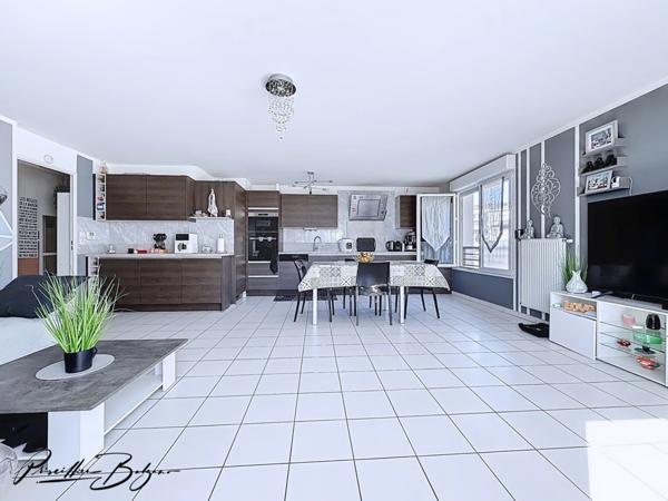 Appartement à vendre 5 pièces SAINT FONS (69🏡 SAINT-FONS – T5 DERNIER de 104 m² ÉTAGE AVEC TERRASSE 26 m² – RÉSIDENCE RÉCENTE