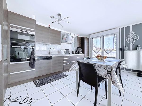 Appartement à vendre 5 pièces SAINT FONS (69🏡 SAINT-FONS – T5 DERNIER de 104 m² ÉTAGE AVEC TERRASSE 26 m² – RÉSIDENCE RÉCENTE