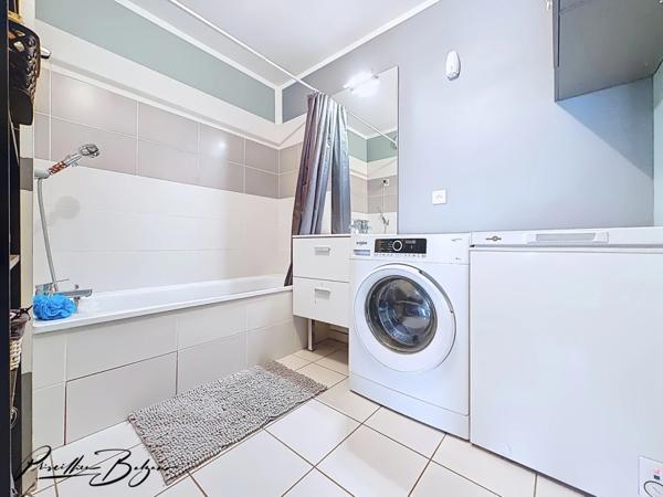 Appartement à vendre 5 pièces SAINT FONS (69🏡 SAINT-FONS – T5 DERNIER de 104 m² ÉTAGE AVEC TERRASSE 26 m² – RÉSIDENCE RÉCENTE