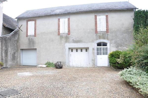 AUREILHAN ANCIEN CORPS DE FERME  AVEC DEPENDANCES  Terrain de 1300 m2