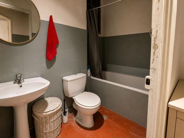 EXCLUSIVITE A vendre 2 pièces dans le 6ème Arrondissement de Marseille, 2 ème étage exposé sud.