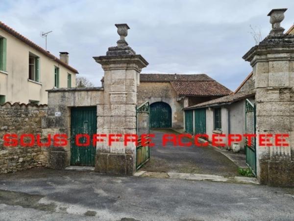 Corps de ferme avec maison, grange et dépendances, 15 mn Angoulême centre, accès RN10 facile