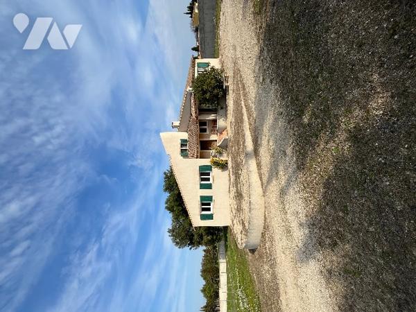 Fontvieille proche du centre ville, maison de 139 m² sur un terrain clos de 4930 m²