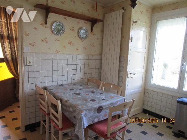 Maison située proche du centre ville, en bon état d'entretien, composée de 6 pièces sur 6a 50 ca env