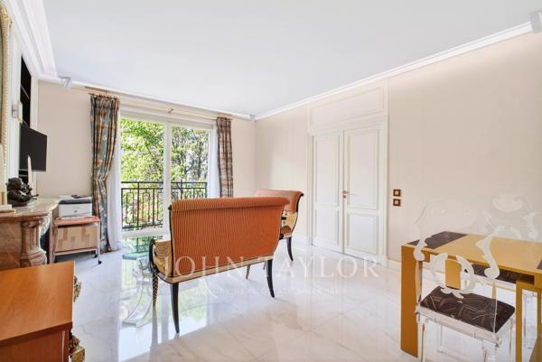 Montaigne - Triangle d'Or | Grand pied à terre parisien