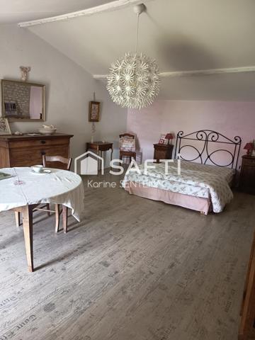 Très belle longère rénovée avec goût . Isolé sans vis à vis, dans un hameau calme
