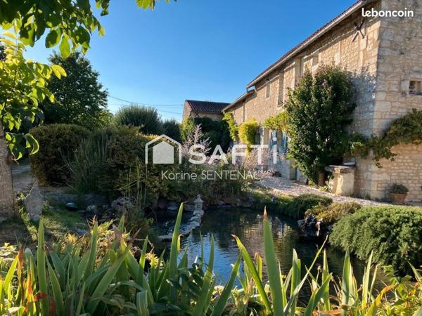 Très belle longère rénovée avec goût . Isolé sans vis à vis, dans un hameau calme