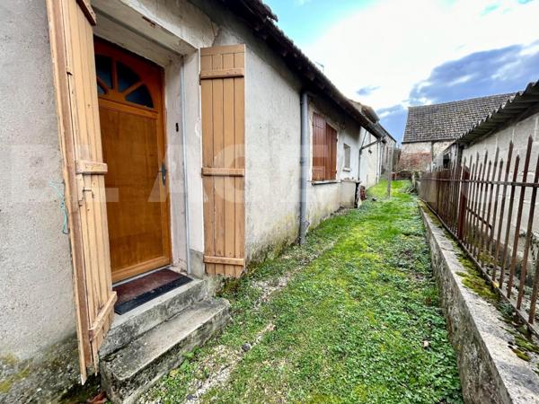 IMMEUBLE DE 362M² COMPRENANT : un F5 avec garage, deux F2, un F3, un F2 A RENOVER.