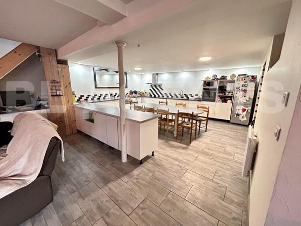 IMMEUBLE DE 362M² COMPRENANT : un F5 avec garage, deux F2, un F3, un F2 A RENOVER.